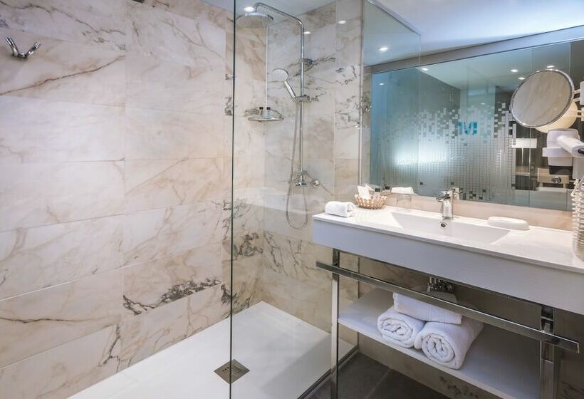 庭の見えるスタンダードトリプルルーム, Monica