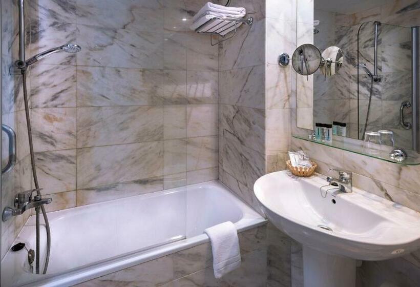 庭の見えるシングルルーム, Monica