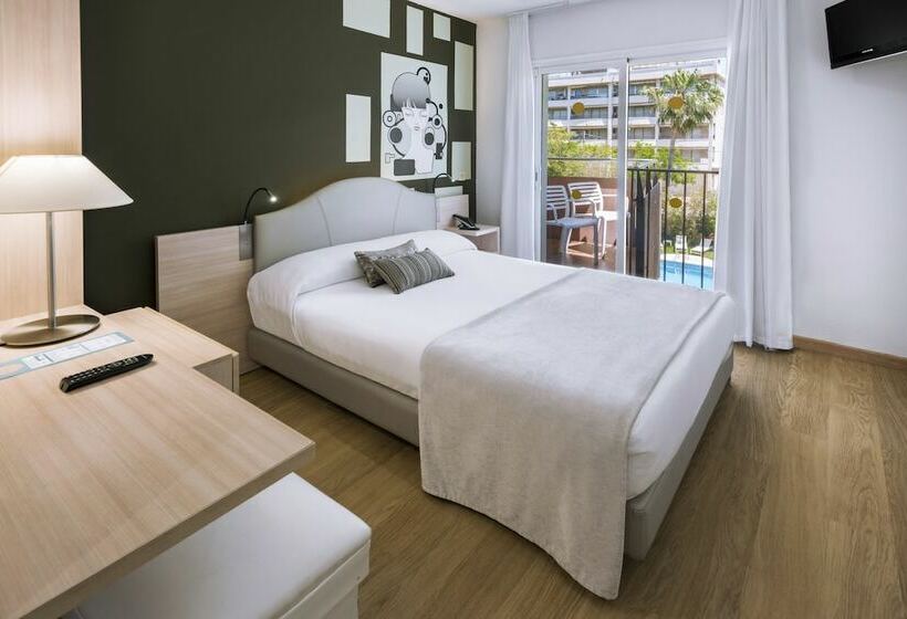 庭の見えるシングルルーム, Monica