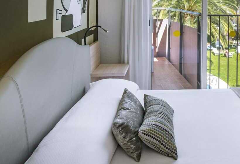 庭の見えるシングルルーム, Monica