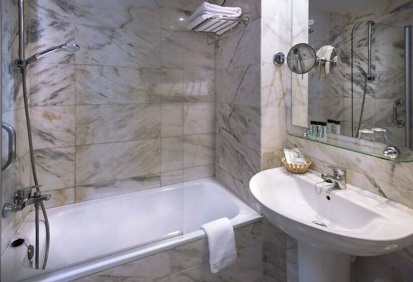 庭の見えるシングルルーム, Monica