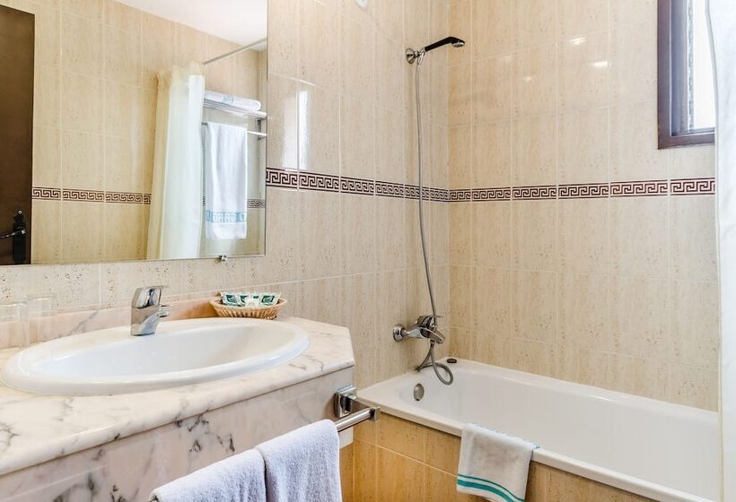 标准单人间, Mora