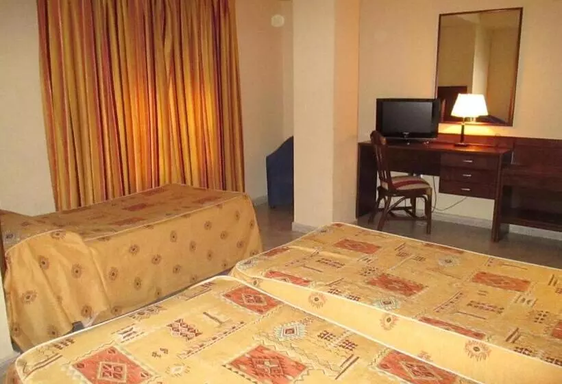 اتاق استاندارد سه نفره, Perales