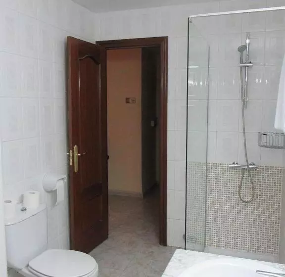اتاق استاندارد سه نفره, Perales