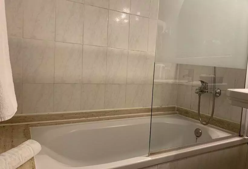 اتاق استاندارد با بالکن, Restaurant Llansola