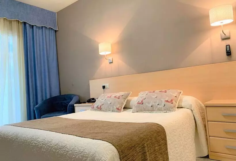 اتاق استاندارد با بالکن, Restaurant Llansola