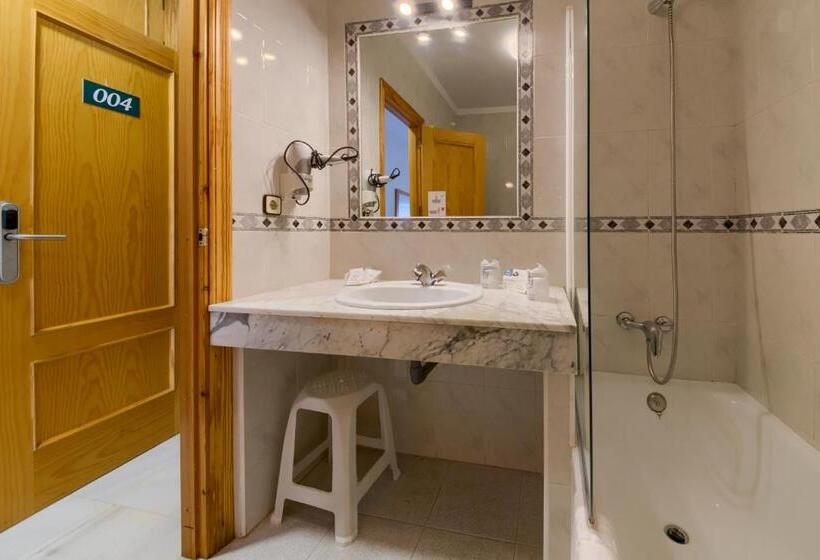 חדר סטנדרט לשלושה, Torre De Los Guzmanes