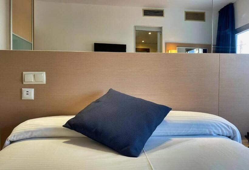 带泳池观景的豪华房, Villamarina Club