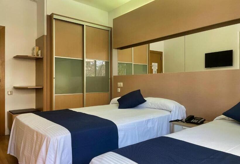 带泳池观景的豪华房, Villamarina Club