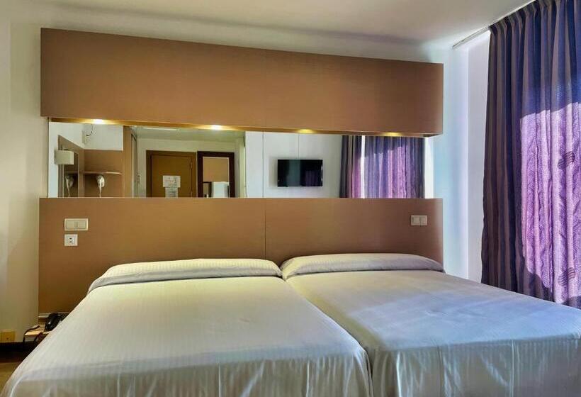 家庭间, Villamarina Club