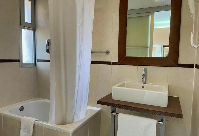 Chambre Familiale Vue Piscine, Villamarina Club