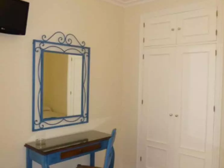 اتاق استاندارد سه نفره, Le Petit Paris