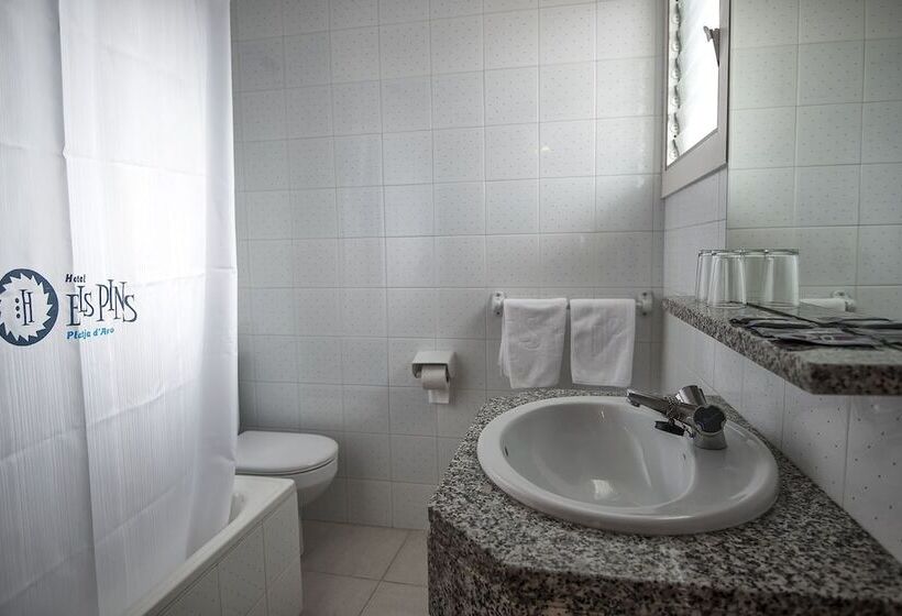 带阳台的三人标准间, Els Pins