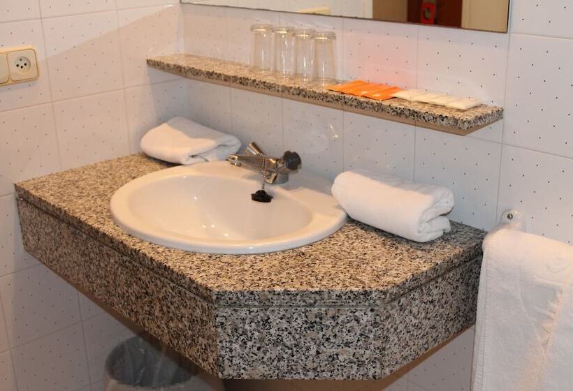 带阳台的三人标准间, Els Pins