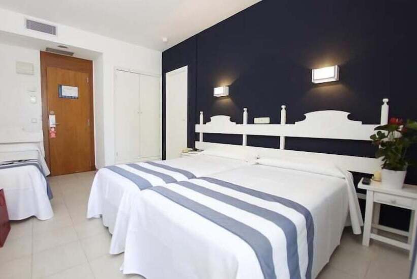 带阳台的三人标准间, Els Pins