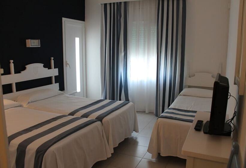 带阳台的三人标准间, Els Pins