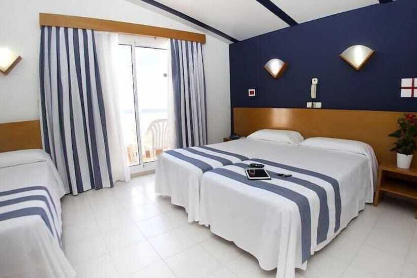 带阳台的三人标准间, Els Pins