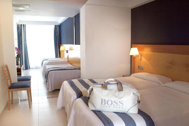 带阳台标准四人间, Els Pins