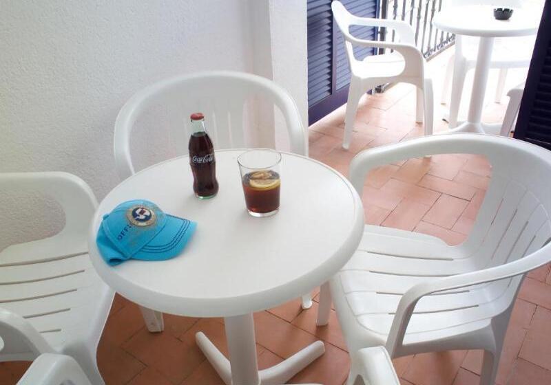 带阳台标准四人间, Els Pins