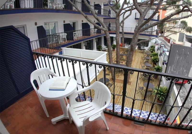 带阳台标准四人间, Els Pins