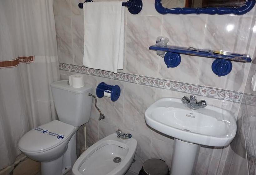 اتاق استاندارد سه نفره, Hostal Alamare