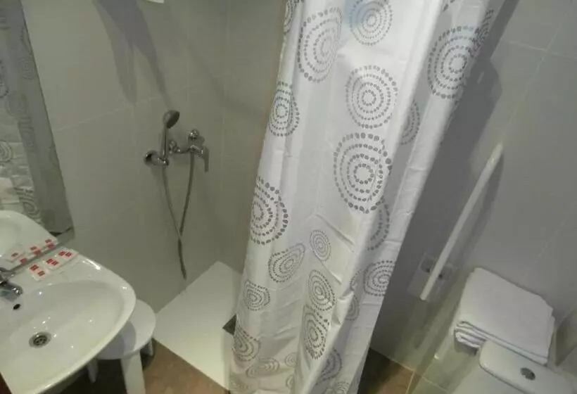 اتاق ساده سه نفره, Hostal Arenal