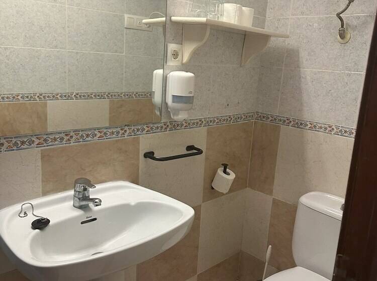 غرفة قياسية ثلاثية, Barraca Suites