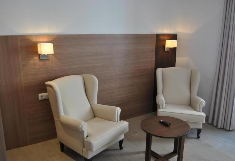 جناح جونيور, Victoria