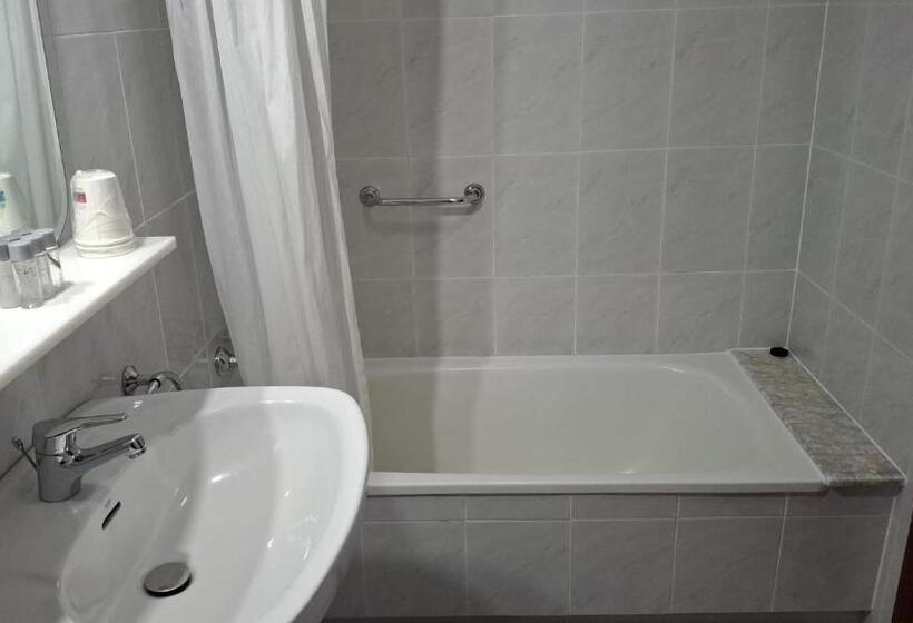 غرفة قياسية ثلاثية, Capital De Galicia