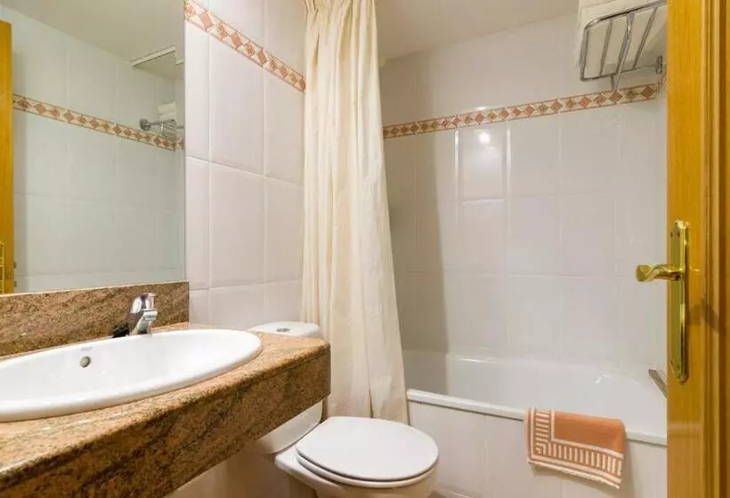 اتاق سوپریور سه تخته, Hostal Cal Mestre