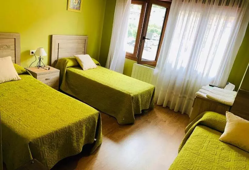 Quarto Triplo Estandar, Hostal La Serna
