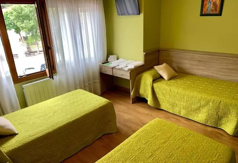 Quarto Triplo Estandar, Hostal La Serna