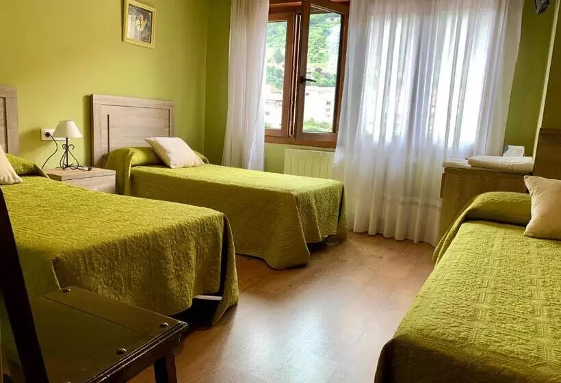 Quarto Triplo Estandar, Hostal La Serna