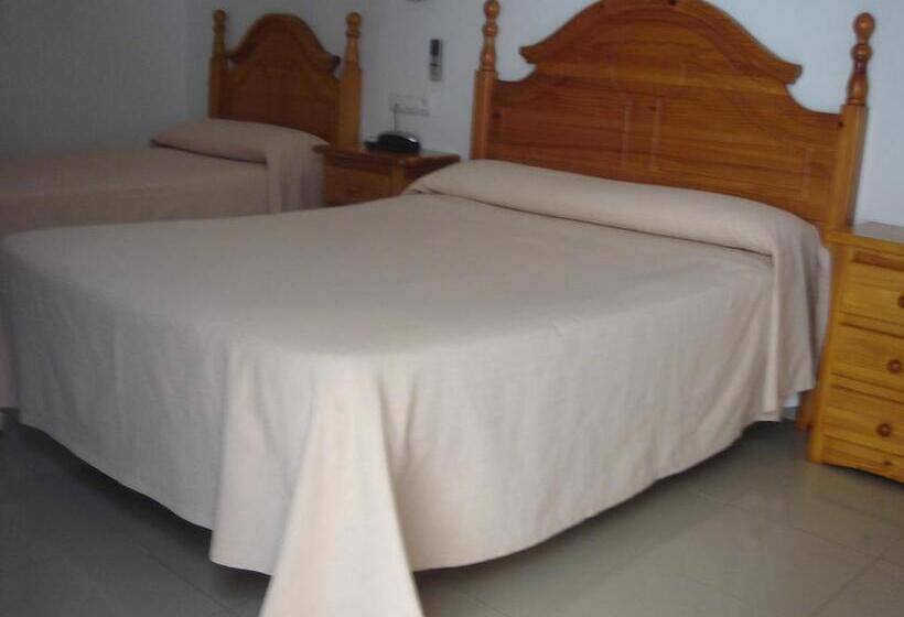 Номер Стандарт Трехместный, Hostal Toscano