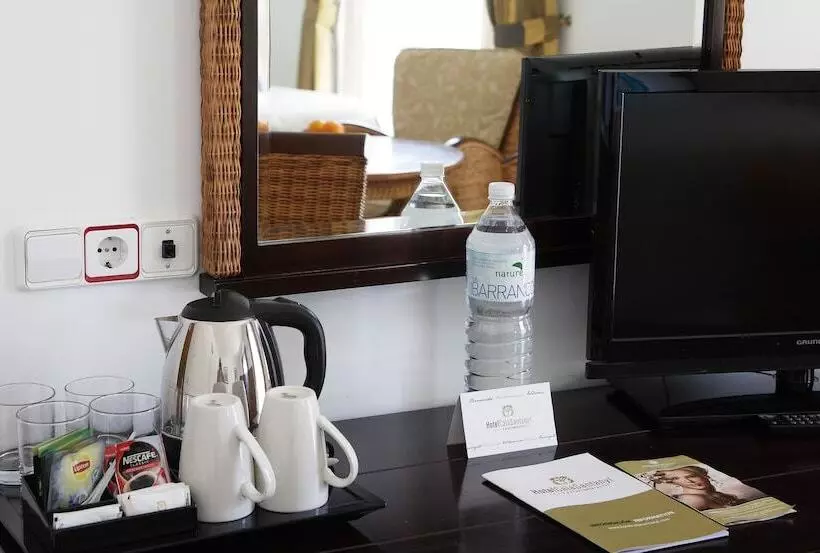 سوییت جونیور با چشم‌انداز دریا, Apartamentos Cala Santanyi