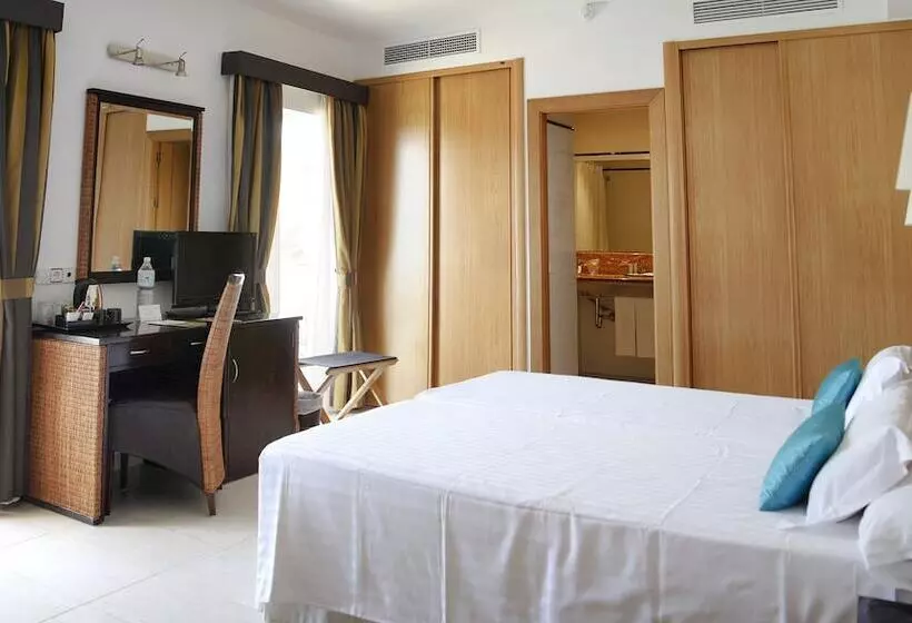 سوییت جونیور با چشم‌انداز دریا, Apartamentos Cala Santanyi