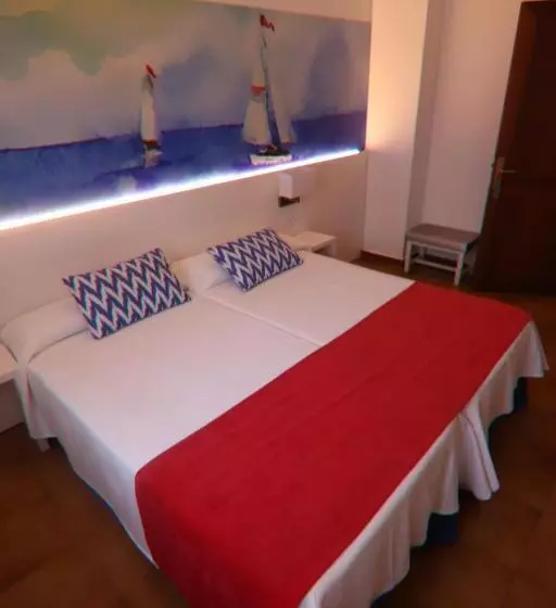 اتاق استاندارد سه نفره, Hostal Cala Ratjada