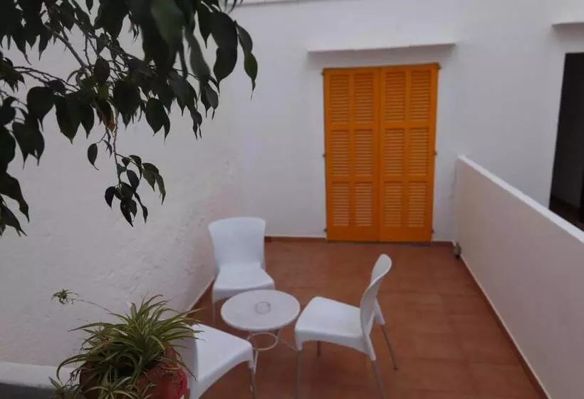 اتاق استاندارد سه نفره, Hostal Cala Ratjada