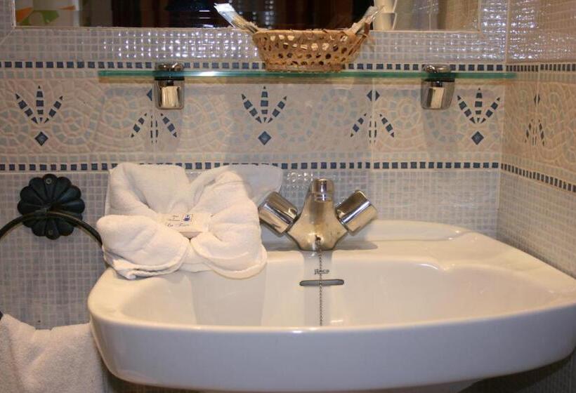 اتاق استاندارد سه نفره, Hostal La Fuente