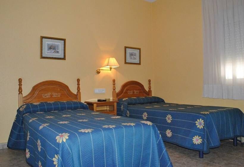 Habitación Triple Estándar, Hostal Rey Teodomiro