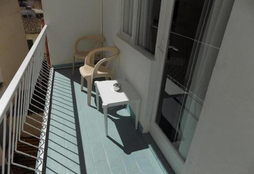 스탠다드 트리플 룸, Hostal Villa Maruja
