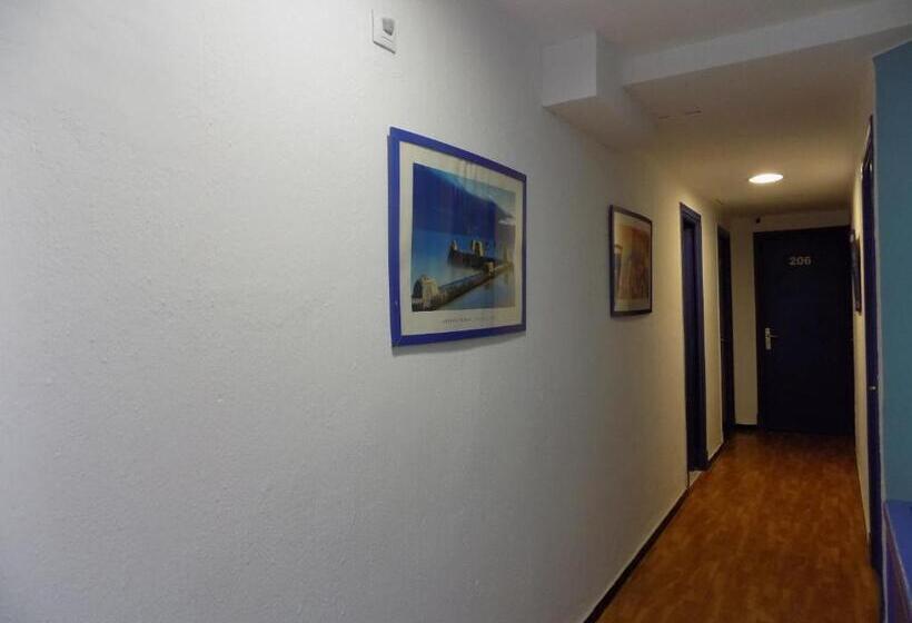 غرفة قياسية ثلاثية, Hostal Villa Maruja