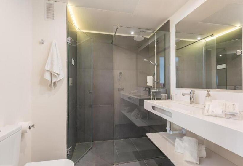 חדר סטנדרט לשלושה, Patricia Menorca