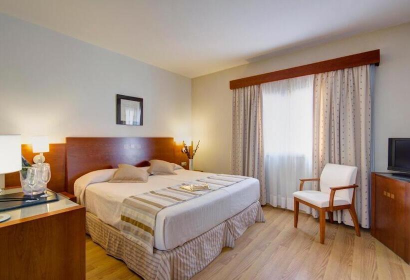 חדר סטנדרט לשלושה, Patricia Menorca