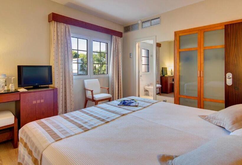 חדר סטנדרט לשלושה, Patricia Menorca