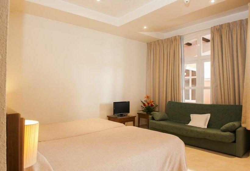 اتاق استاندارد, Lloyds Beach Club