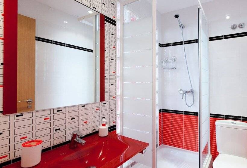 Habitación Triple Estándar, Hostal Abril Madrid