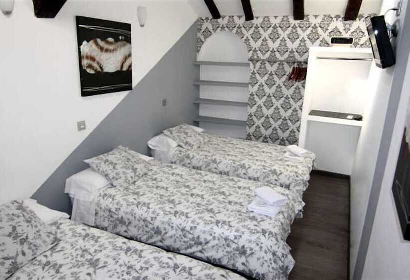 Habitación Triple Estándar, Hostal Abril Madrid