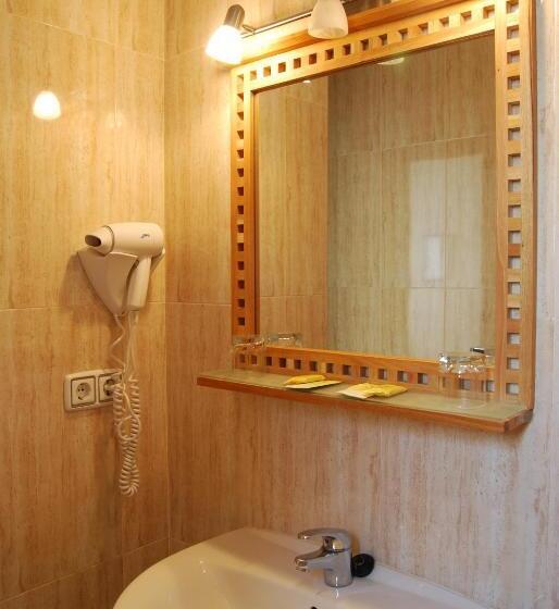 اتاق استاندارد سه نفره, Hostal America