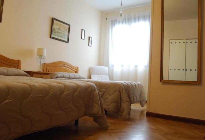 اتاق استاندارد سه نفره, Hostal America